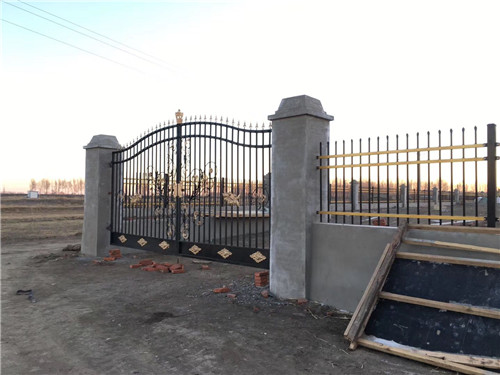 黑龍江不銹鋼門(mén)廠(chǎng)家淺談鐵藝大門(mén)的分類(lèi)